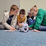 Dzieci na podłodze programują photona