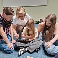 Dzieci na podłodze programują photona