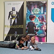 Dzieci na podłodze programują photona