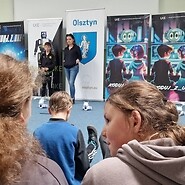 dzieci słuchają poleceń edukatorki UKE