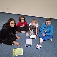 dzieci siedzą na podłodze i programują photona
