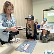 edukatorka UKE z uczniami