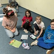dzieci siedzą na podłodze i programują photona