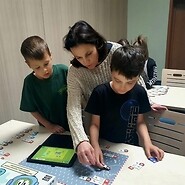 edukatorka UKE z uczniami podczas zabawy w ScottieGo