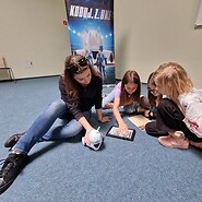 Dzieci na podłodze programują photona