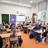 dzieci w sali lekcyjnej