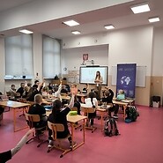 dzieci w sali lekcyjnej