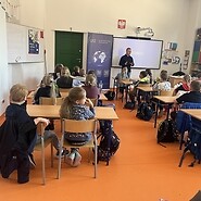 dzieci w sali lekcyjnej