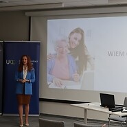 seniorzy słuchają wykładu