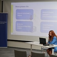 seniorzy słuchają wykładu