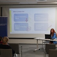 seniorzy słuchają wykładu