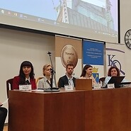 wykładowcy siedzą przy mównicy