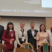 kobiety i mężczyźni pozują do zdjęcia