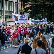 tłum ludzi na pikniku