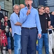 mężczyzna mówi do mikrofonu