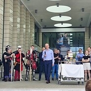 ludzie stoją na scenie