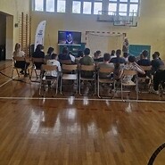 uczniowie w sali sportowej słuchają wykładu