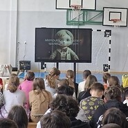 uczniowie słuchają wykładu
