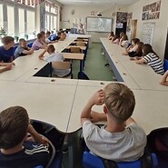 uczniowe w sali lekcyjnej