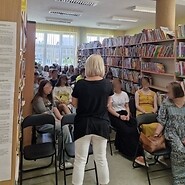 uczniowe siedzą na krzesłach, słuchają wykładu