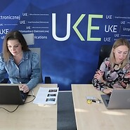 dwie kobiety patrzą w komputer