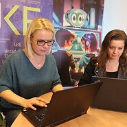 dwie kobiety patrzą w komputer