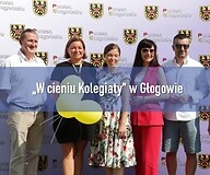 osoby nprzy ściance do zdjęć