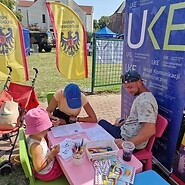 osoby na stoisku podczas pikniku