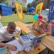 osoby na stoisku podczas pikniku