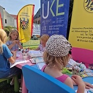 osoby na stoisku podczas pikniku