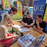 osoby na stoisku podczas pikniku