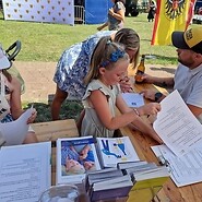 osoby na stoisku podczas pikniku