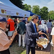 osoby na stoisku podczas pikniku