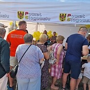 osoby na stoisku podczas pikniku