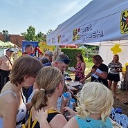 osoby na stoisku podczas pikniku