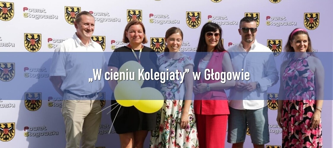 osoby nprzy ściance do zdjęć
