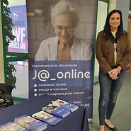 kobieta stoi obok stoiska UKE