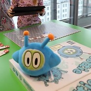 niebieska maskorka która ptrzedstawia bohatera gry