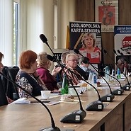 seniorzy słuchają wykładu