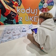 dziecko steruje robotem