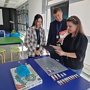 3 osoby podczas nauki kodowania