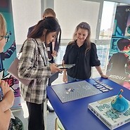 4 osoby podczas nauki kodowania