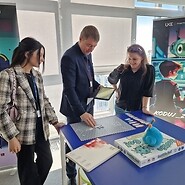 3 osoby podczas nauki kodowania