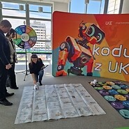 3 osoby podczas nauki kodowania