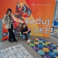 2 osoby podczas nauki kodowania