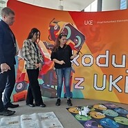 3 osoby podczas nauki kodowania