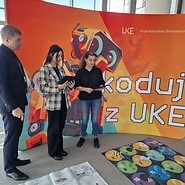 3 osoby podczas nauki kodowania