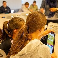 dzieci pracują na tabletach