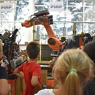 dzieci na hali robotów