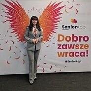 kobieta pozuje do zdjęcia